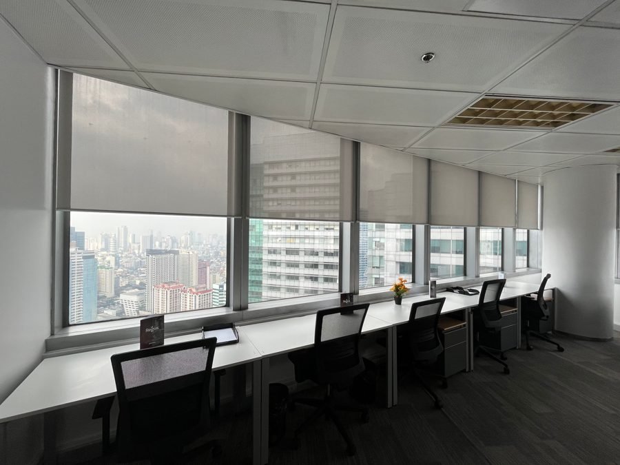 Roller Screen instalado en oficina con vista a la ciudad